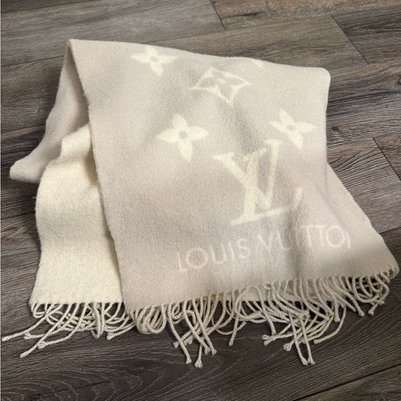 Louis Vuitton Light Gray & Cream LV Logo Reykjavik Cashmere Scarf - Picture 2 of 8